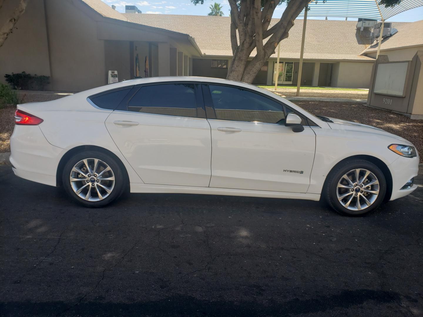 2017 WHITE /black Ford Fusion Hybrid SE hybrid (3FA6P0LUXHR) with an 2.4L L4 DOHC 16V engine, 6-Speed Automatic transmission, located at 323 E Dunlap Ave., Phoenix, AZ, 85020, (602) 331-9000, 33.567677, -112.069000 - 2017 Ford Fusion Hybrid SE,......EXCELLENT condition, A Real Must See!!.... No accidents, Power everything, Stereo/cd player, Phone sync, Bluetooth, Satellite compatible, Ice cold ac, Clean Black interior with Black cloth seats in near perfect condition, power windows, power door locks, Gorgeous tin - Photo#4